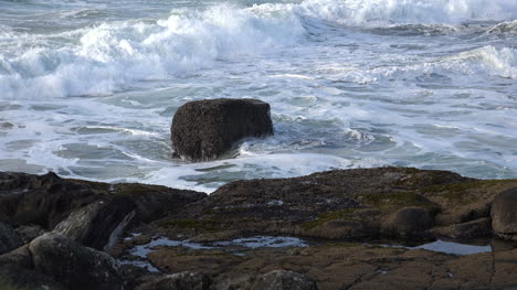 Olas-De-Oregón-Golpean-Una-Roca-Pequeña