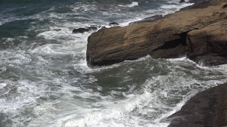 Olas-De-Oregón-Sobre-Rocas-De-Arenisca