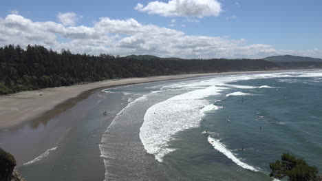 Olas-De-Oregón-Con-Surfistas-En-La-Costa