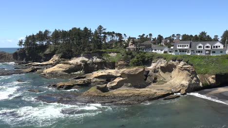 Oregon-Woods-Con-Edificios,-Rocas-Y-Olas.