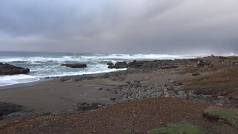 Oregon-Acerca-Las-Olas-Sobre-Rocas-Oscuras