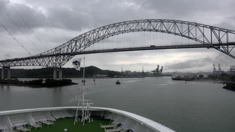 Panama-Nähert-Sich-Der-Brücke-Der-Amerikas