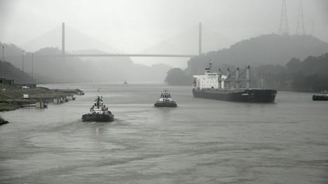 Panama-Frachtschiff-Und-Schlepper-Im-Kanal