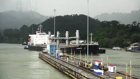 Panama-Frachtschiff-Nähert-Sich-Schleusen