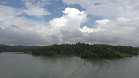 Panamá-Nubes-Sobre-La-Selva-Y-El-Lago-Con-Barco