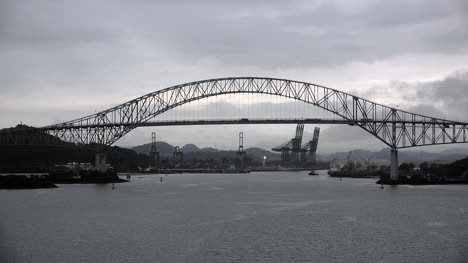 Panama-Kraniche-Jenseits-Der-Brücke-Der-Amerikas