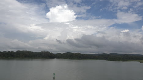 Panamá-Vista-Espectacular-De-Las-Nubes-Y-El-Lago