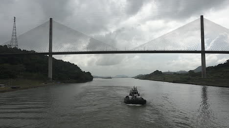 Panama-Verlässt-Hundertjährige-Brücke-Und-Schlepper