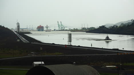 Panama-looking-up-new-canal-in-bad-weather