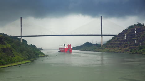 Panama-Schiff-Fährt-Unter-Jahrhundertbrücke