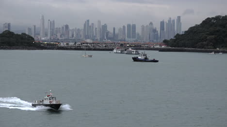 Lancha-Rápida-De-Panamá-Con-City-Beyond