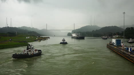 Panama-traffic-in-the-canal-past-Centennial-Bridge