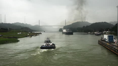 Panama-Verkehr,-Der-Schleusen-Hinter-Der-Centennial-Bridge-Verlässt
