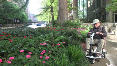 San-Antonio-Mann-Auf-Roller-Von-Blumen-Auf-Dem-Flussweg