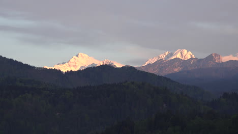 Slowenien-Alpenglühen-Auf-Den-Bergen-über-Dem-See-Bled