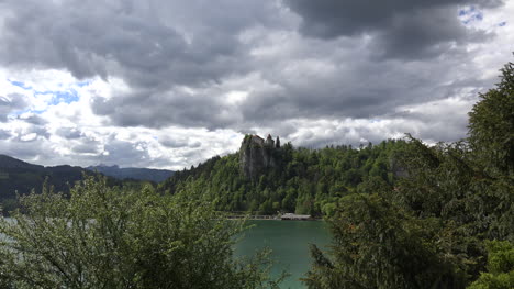 Castillo-De-Eslovenia-Y-Cielo-Oscuro-En-Bled
