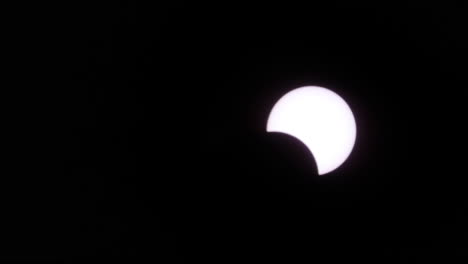 Eclipse-Solar-Acercándose-Al-Lapso-De-Tiempo-Final