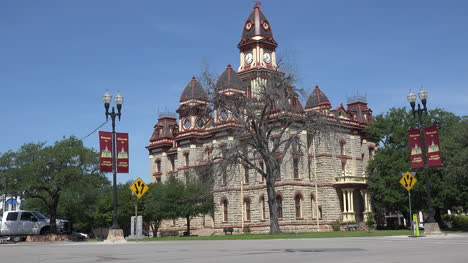 Texas-traffic-and-Lockhart-courthouse