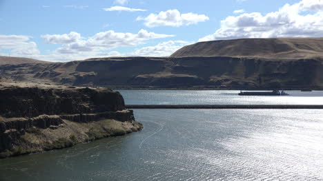 Washington-Columbia-River-with-moving-boat