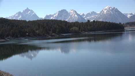 Wyoming-Teton-peaks-reflected-in-Lake-Jackson