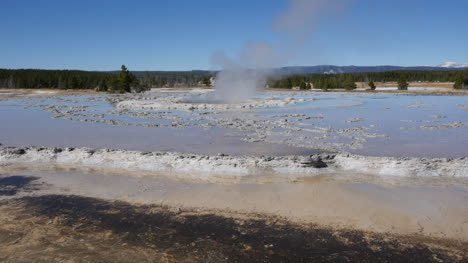 Yellowstone-Brunnen-Geysir-Dampft