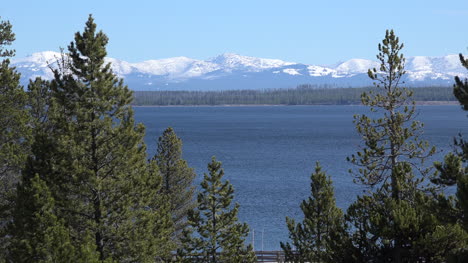 Yellowstone-Lake-and-view-at-West-Thumb-zoom-out