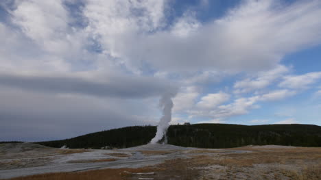 Yellowstone-Old-Faithful-head-of-steam