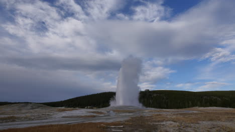 Yellowstone-Old-Faithful-in-eruption-with-clouds