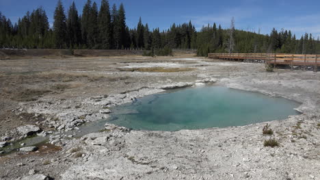 Yellowstone-West-Thumb-with-hot-pool-zoom-in