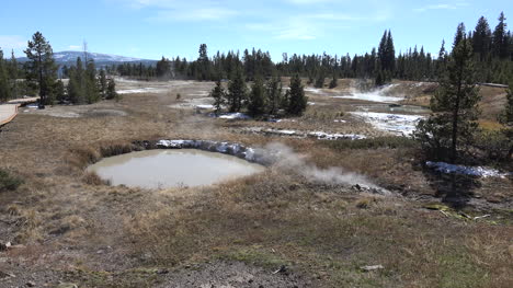 Yellowstone-hot-springs-at-West-Thumb