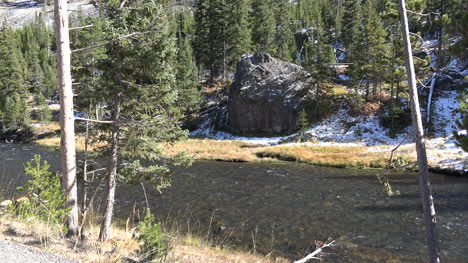 Yellowstone-Großer-Felsen-Am-Fluss