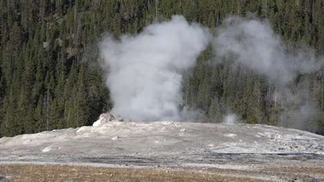 Yellowstone-start-of-Old-Faithful-eruption