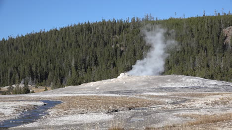 Yellowstone-steam-from-Old-Faithful-before-eruption