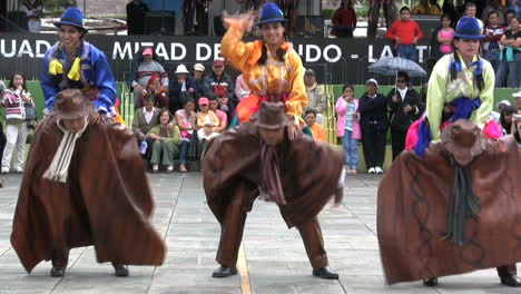 Ecuador-Mitad-Del-Mundo-Dancers