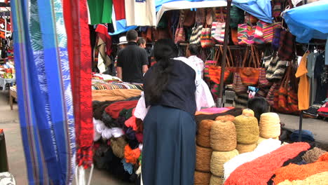 Frau-Auf-Dem-Otovalo-Markt