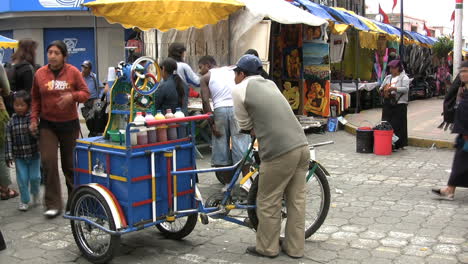 Ecuador-Otovalo-Markt-Mit-Verkäufer