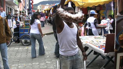 Ecuador-Otovalo-Markt-Mit-Menschen