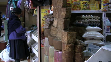 Ecuador-Otovalo-market-shopper