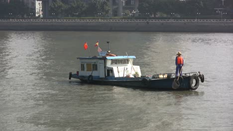 Pescador-De-Guangzhou-En-Un-Barco-Río-Perla