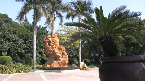 Piedra-En-El-Parque-De-Guangzhou