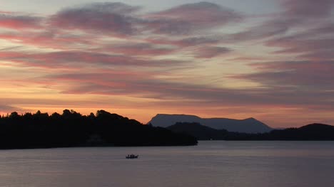 Lefkada-Morgendämmerung-Mit-Boot