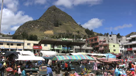 Ecuador-Berg-über-Dem-Markt