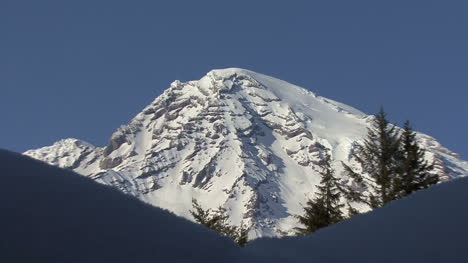 Mount-Rainier-Zoomt-Rein