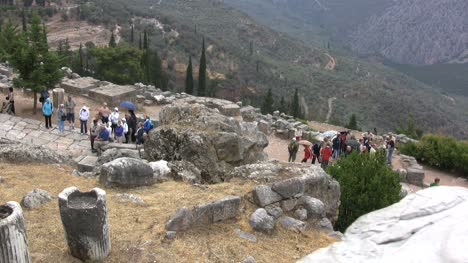 Griechische-Antiquitätentouristen-In-Delphi