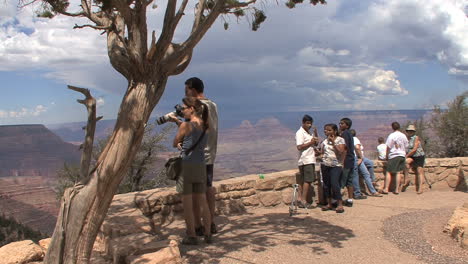 Arizona-Grand-Canyon-scene-with-tourists