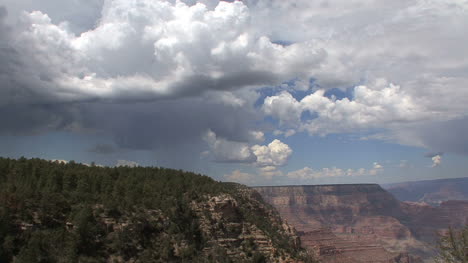 Arizona-Grand-Canyon-Szene-Mit-Wolken