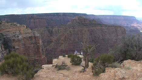 Arizona-Grand-Canyon-Touristen-Auf-Ledge-Globescope