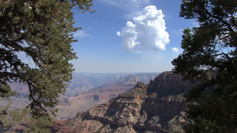Arizona-Grand-Canyon-Mit-Kleiner-Wolke