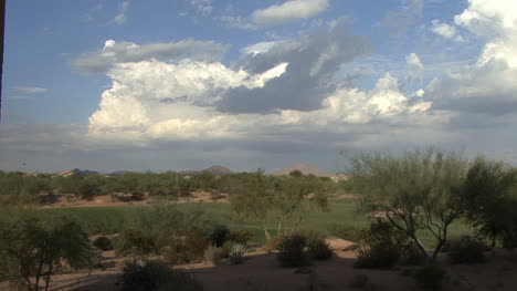 Arizona-Wolken-über-Strauch-Steppe