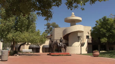 Arizona-Scottsdale-Park-Con-Estatua-Pionera